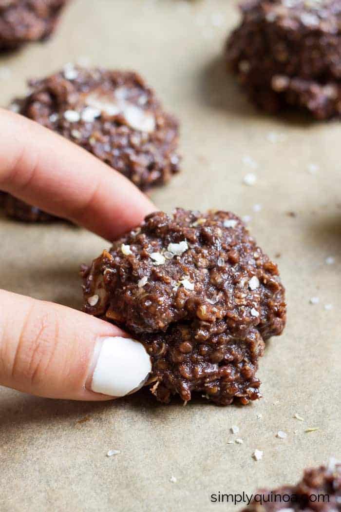 https://www.simplyquinoa.com/wp-content/uploads/2015/08/no-bake-chocolate-quinoa-cookies-31.jpg