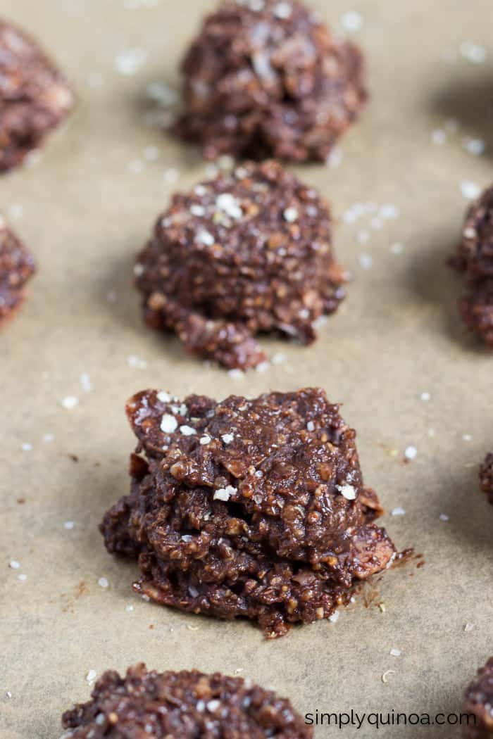 https://www.simplyquinoa.com/wp-content/uploads/2015/08/no-bake-chocolate-quinoa-cookies1.jpg
