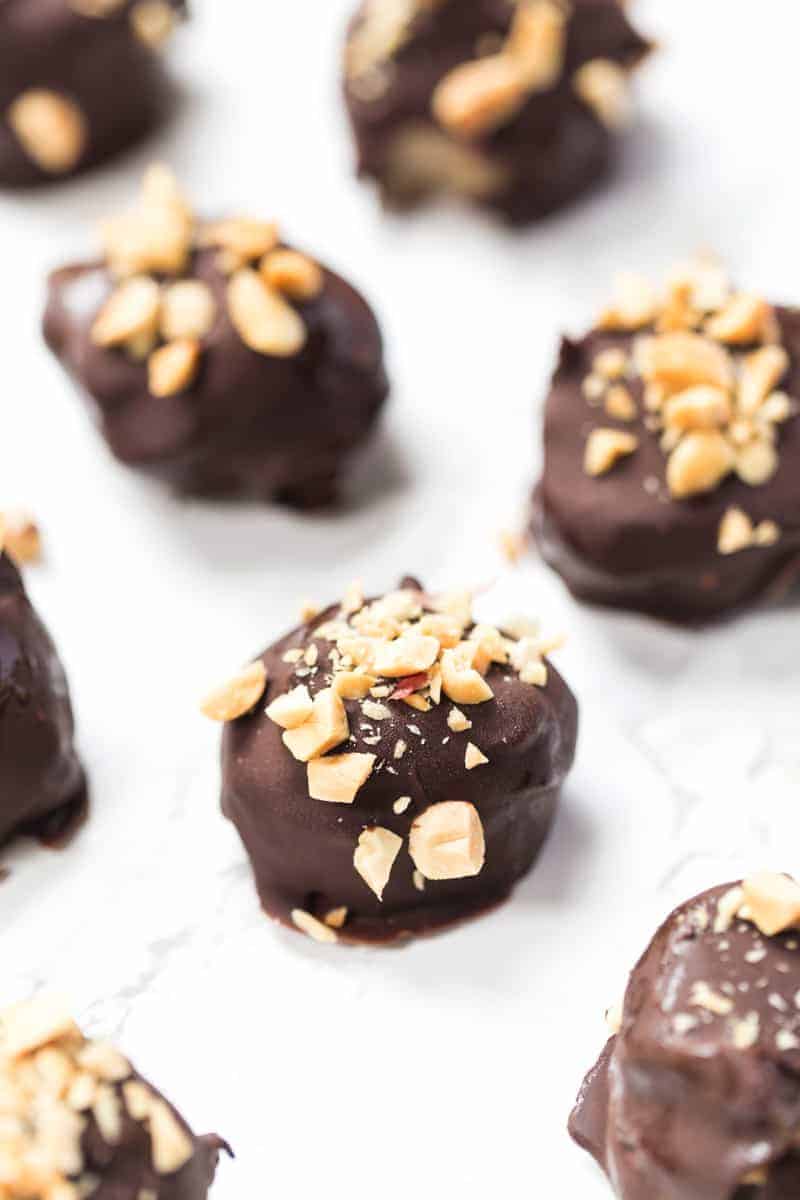 https://www.simplyquinoa.com/wp-content/uploads/2017/07/snickers-banana-bites-7.jpg