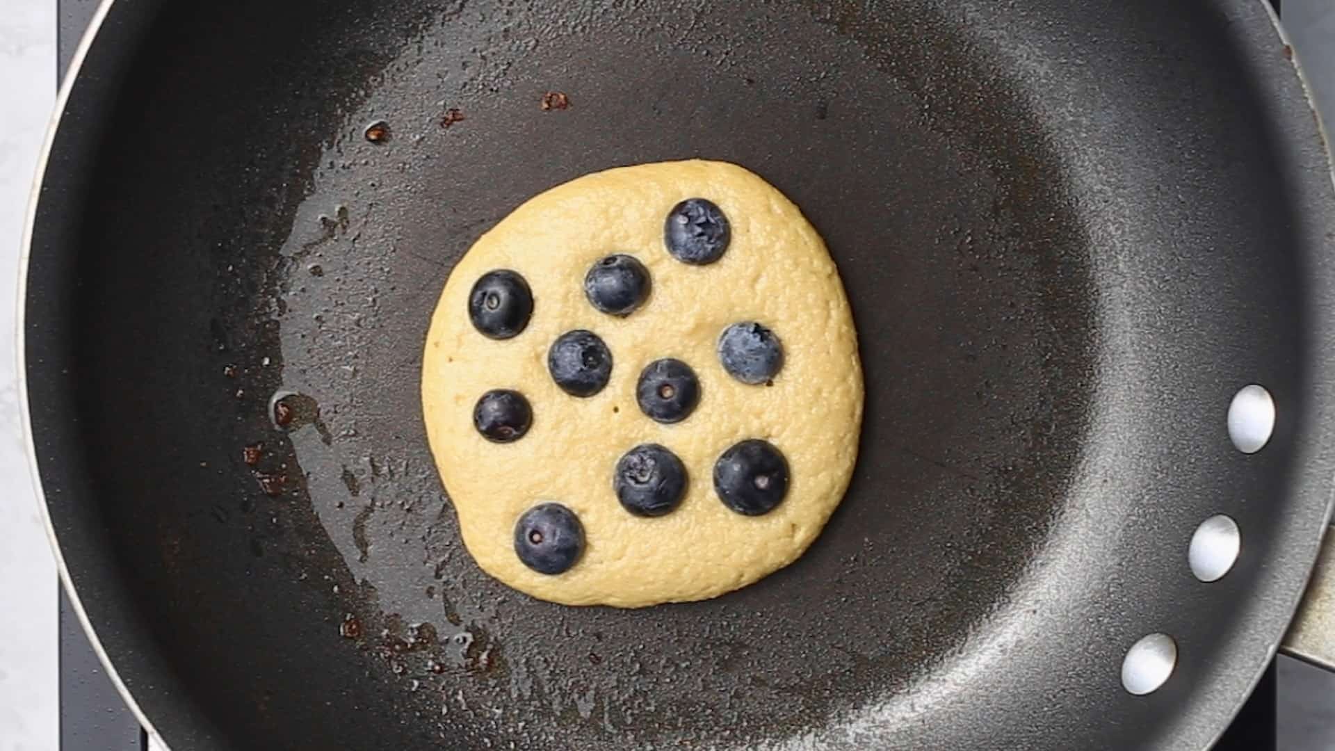 https://www.simplyquinoa.com/wp-content/uploads/2020/01/Protein-Pancake-in-skillet1.jpg