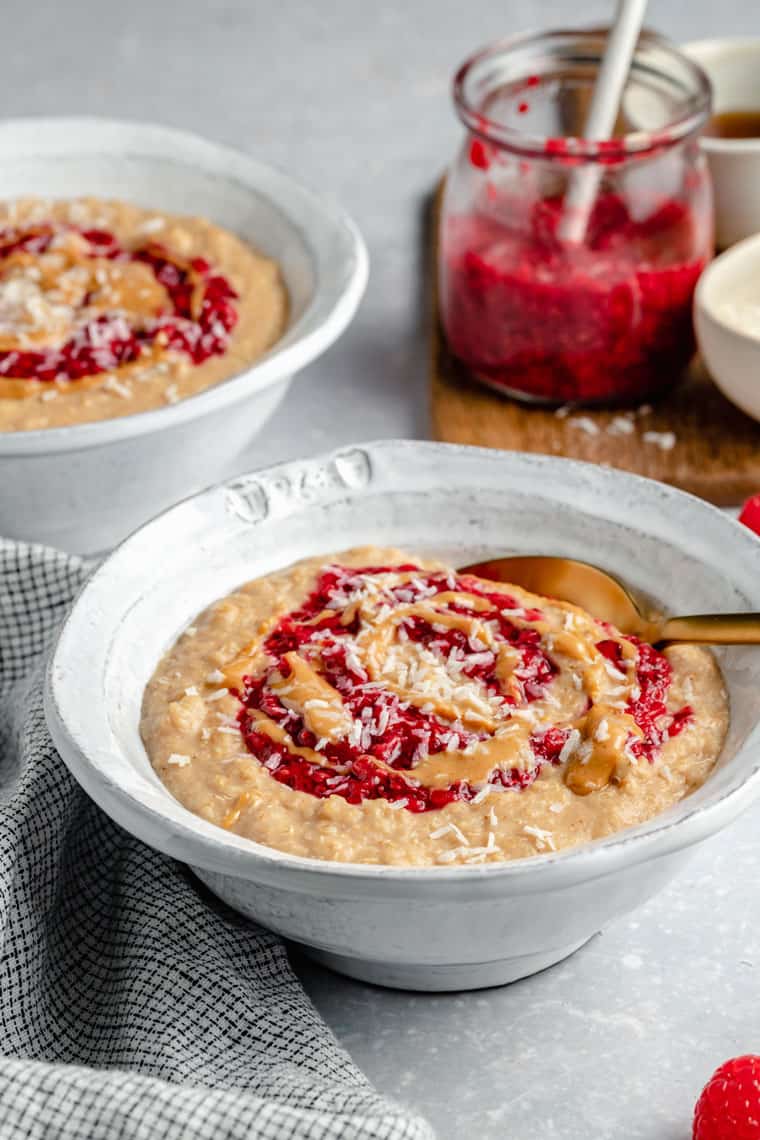 Peanut Butter and Jelly Oatmeal Breakfast Bowls - Simply Quinoa