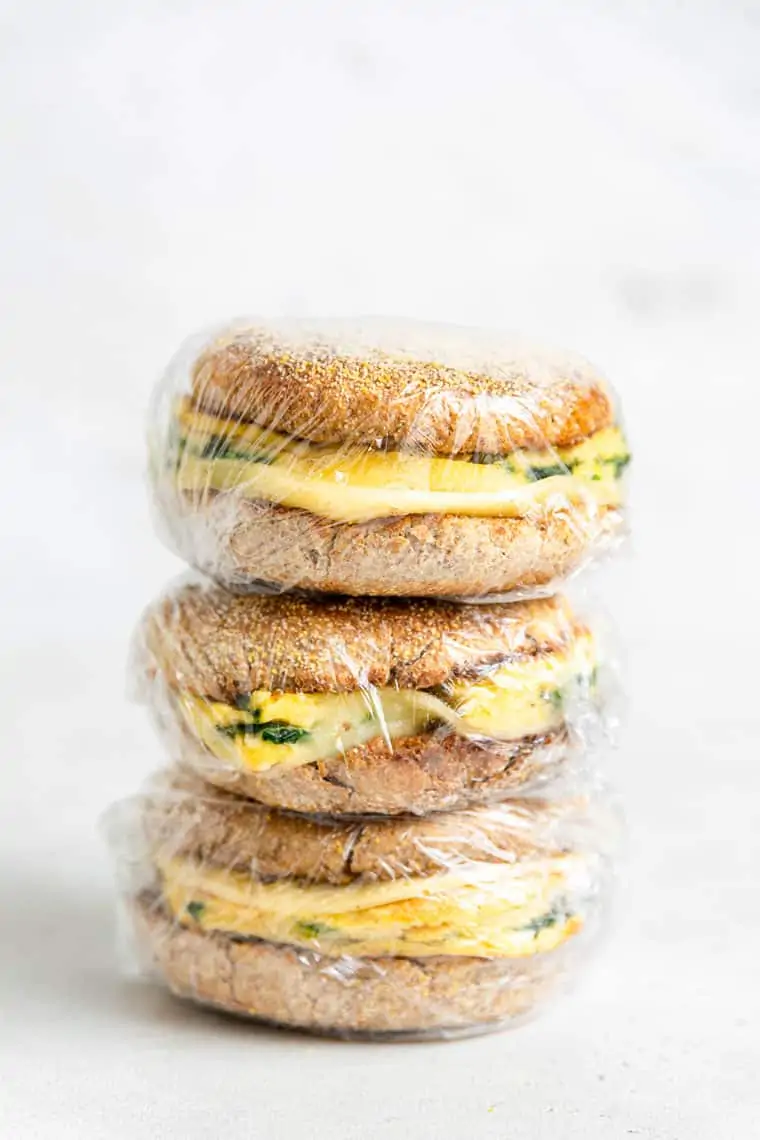 https://www.simplyquinoa.com/wp-content/uploads/2022/01/spinach-and-egg-meal-prep-breakfast-sandwiches-6.webp