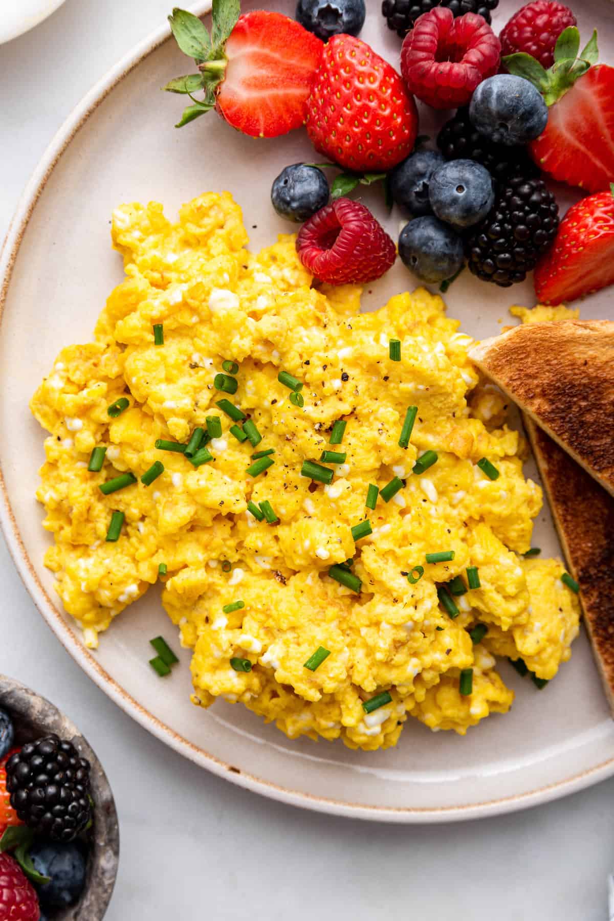 Cottage cheese eggs garnished with chives