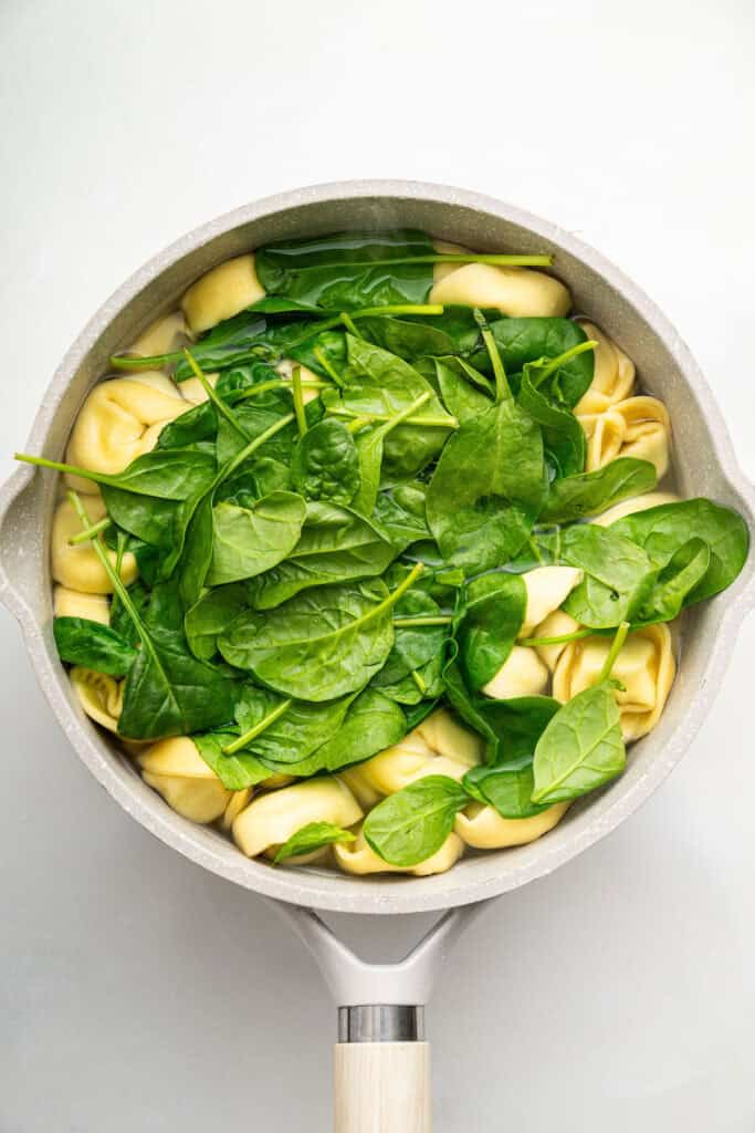 Spinach and tortellini in pot